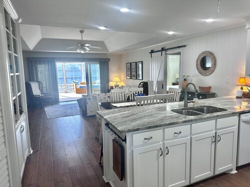  Beautiful 4 bedroom/2 bath family &  pet friendly home 600 feet from the beach