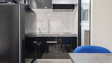 Réfrigérateur, micro-ondes, plaque de cuisson, bouilloire électrique