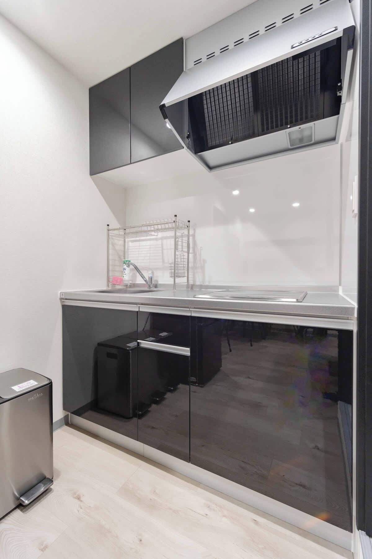 Réfrig érateur, micro-ondes, plaque de cuisson, bouilloire électrique