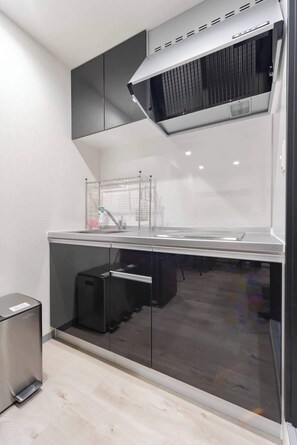 Réfrigérateur, micro-ondes, plaque de cuisson, bouilloire électrique
