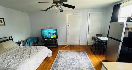 Cozy Montgomery Ave Studio