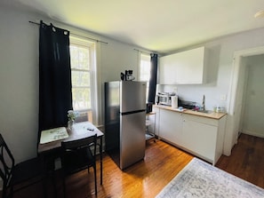Refrigerador, microondas, parrilla de estufa y cafetera y tetera 