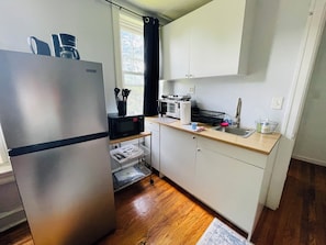 Refrigerador, microondas, parrilla de estufa y cafetera y tetera 