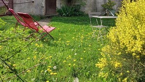 Une maison avec une grande fenêtre, une porte et un petit balcon.