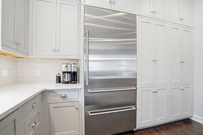Interior - 4-Min Walk to Myrtle Street Beach • Pet Friendly • King & Prince Area (St simons)