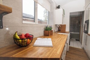 Fridge, microwave, oven, stovetop - The White Cottage, central close to Lincoln Castle (Lincoln)