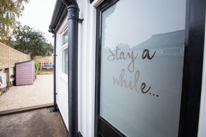 Exterior detail - The White Cottage, central close to Lincoln Castle (Lincoln)