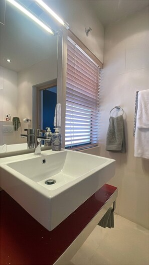 Rum - 1 sovrum - rökare - balkong | Badrum