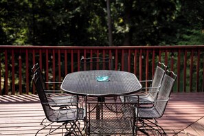 Outdoor dining - Cedarwood Cottage — 4 beds, 1.5 baths, sleeps 8. Pet friendly. Riverfront with dock, bonfire pit & water toys. Large deck with BBQ, wood fireplace, pool table & games. Perfect fall or holiday escape, just 2 hours from Toronto. (Kawartha Lakes)