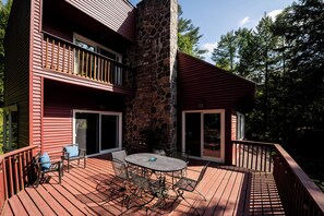 Outdoor dining - Cedarwood Cottage — 4 beds, 1.5 baths, sleeps 8. Pet friendly. Riverfront with dock, bonfire pit & water toys. Large deck with BBQ, wood fireplace, pool table & games. Perfect fall or holiday escape, just 2 hours from Toronto. (Kawartha Lakes)