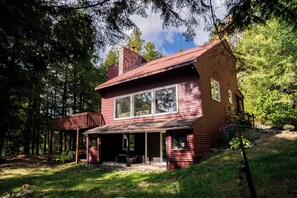 Exterior - Cedarwood Cottage — 4 beds, 1.5 baths, sleeps 8. Pet friendly. Riverfront with dock, bonfire pit & water toys. Large deck with BBQ, wood fireplace, pool table & games. Perfect fall or holiday escape, just 2 hours from Toronto. (Kawartha Lakes)