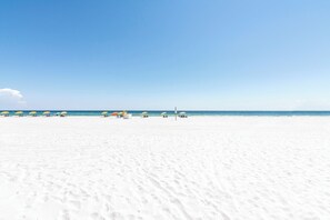 På stranden