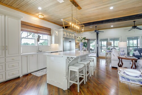 1 Mi to False River Access! Lake-view Group Escape