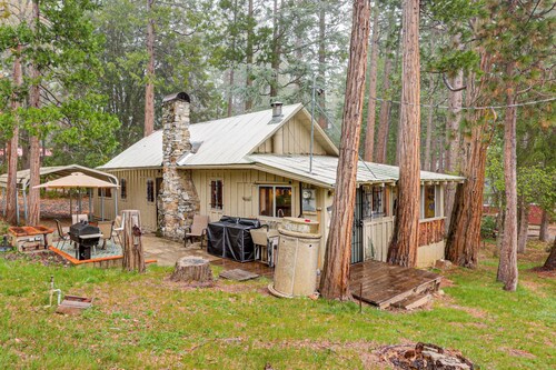 Gateway to Sequoia Natl! Rustic Cabin w/ Patio