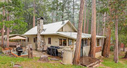 Gateway to Sequoia Natl! Rustic Cabin w/ Patio