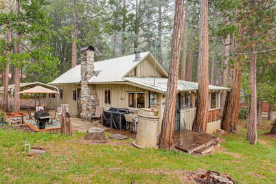 Gateway to Sequoia Natl! Rustic Cabin w/ Patio