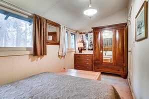 Interior - Gateway to Sequoia Natl! Rustic Cabin w/ Patio (Camp Nelson)
