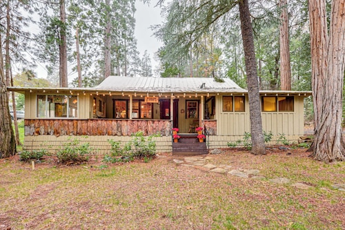 Gateway to Sequoia Natl! Rustic Cabin w/ Patio