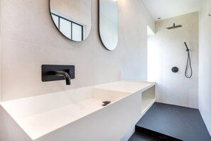 Douche, sèche-cheveux, serviettes fournies