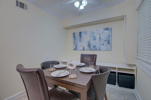 Dining - ❃8 Min walk to Metro/Fenced Yard ❃ King Bed❃ Old Town Central Retreat ❃ (Alexandria)