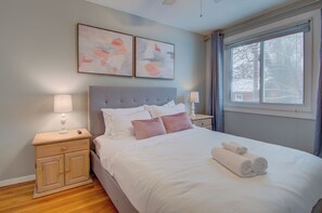 2 Schlafzimmer, Schreibtisch, Bügeleisen/Bügelbrett, Reisekinderbett