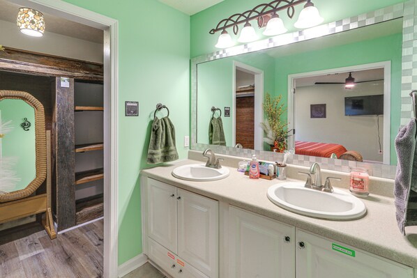 A bathroom with two sinks, a mirror, and a towel rack. - Explore Tupelo & Natchez Trace! Southern Getaway (Tupelo)