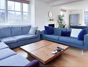 Living area - Spacious 2-Bedroom Flat in Fulham | 85” TV, PS5, Pool Table & Terrace (London)