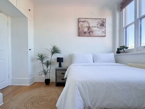 2 habitaciones, caja de seguridad en la habitación y escritorio 