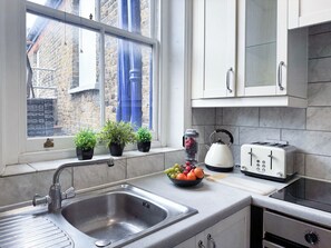Private kitchen - Spacious 2-Bedroom Flat in Fulham | 85” TV, PS5, Pool Table & Terrace (London)