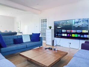 Interior - Spacious 2-Bedroom Flat in Fulham | 85” TV, PS5, Pool Table & Terrace (London)