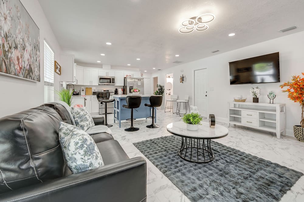Game Room + Yard: Tampa Home By Theme Parks! - University, FL