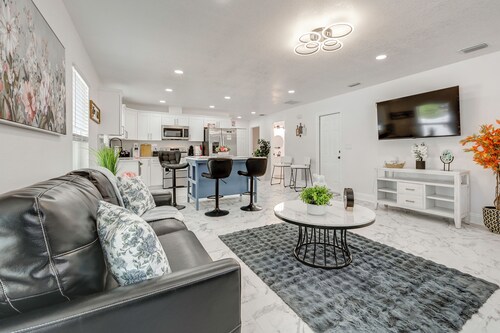 Tampa Home w/ Yard: 6 Mi to Busch Gdns!