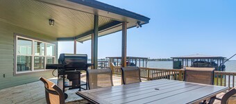 Boat, Fish, Unwind! Lakefront Livingston Getaway