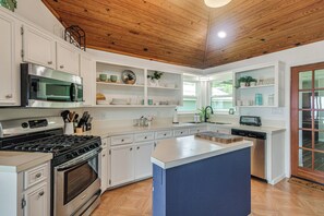 House (2 Bedrooms) | Interior - Boat, Fish, Unwind! Lakefront Livingston Getaway (Livingston)