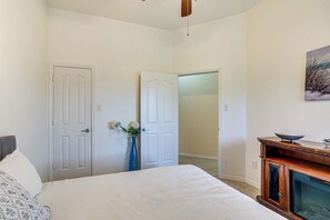 House (4 Bedrooms) | Interior - Spacious Arlington Home By Shops, Parks & Lakes (Arlington)