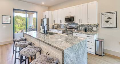 Walk to Lake Travis & Parks! Resort-style Getaway
