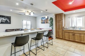 Apartment (3 Bedrooms) | Interior - Socal Launchpad: 3BR in Hawthorne, 4 Mi to Sofi! (Hawthorne)