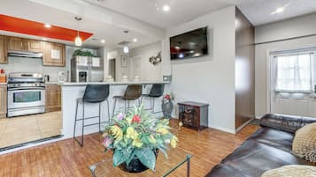 Apartment (3 Bedrooms) | Front of property