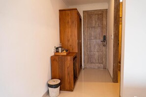 Habitación Deluxe con 2 camas individuales, balcón, vistas al jardín | Interior