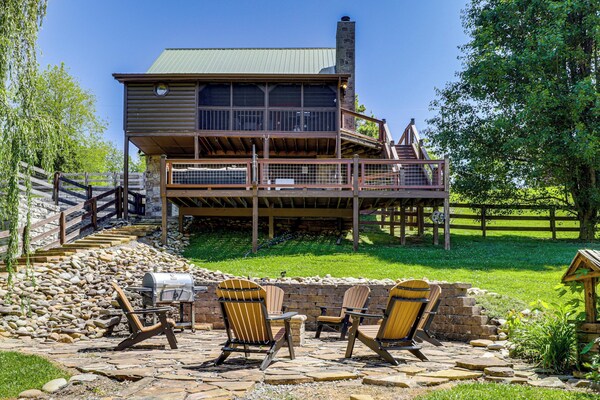 Expansive Smoky Mtn Retreat W/ Main & Guest Cabins - Pigeon Forge, TN