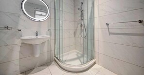 Hair dryer, towels - One of a kind Home | Ensuite Bedrooms & Wi-Fi (Swieqi)