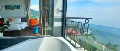 Habitación doble Deluxe, vista a la montaña | Escritorio y espacio para trabajar con laptop
