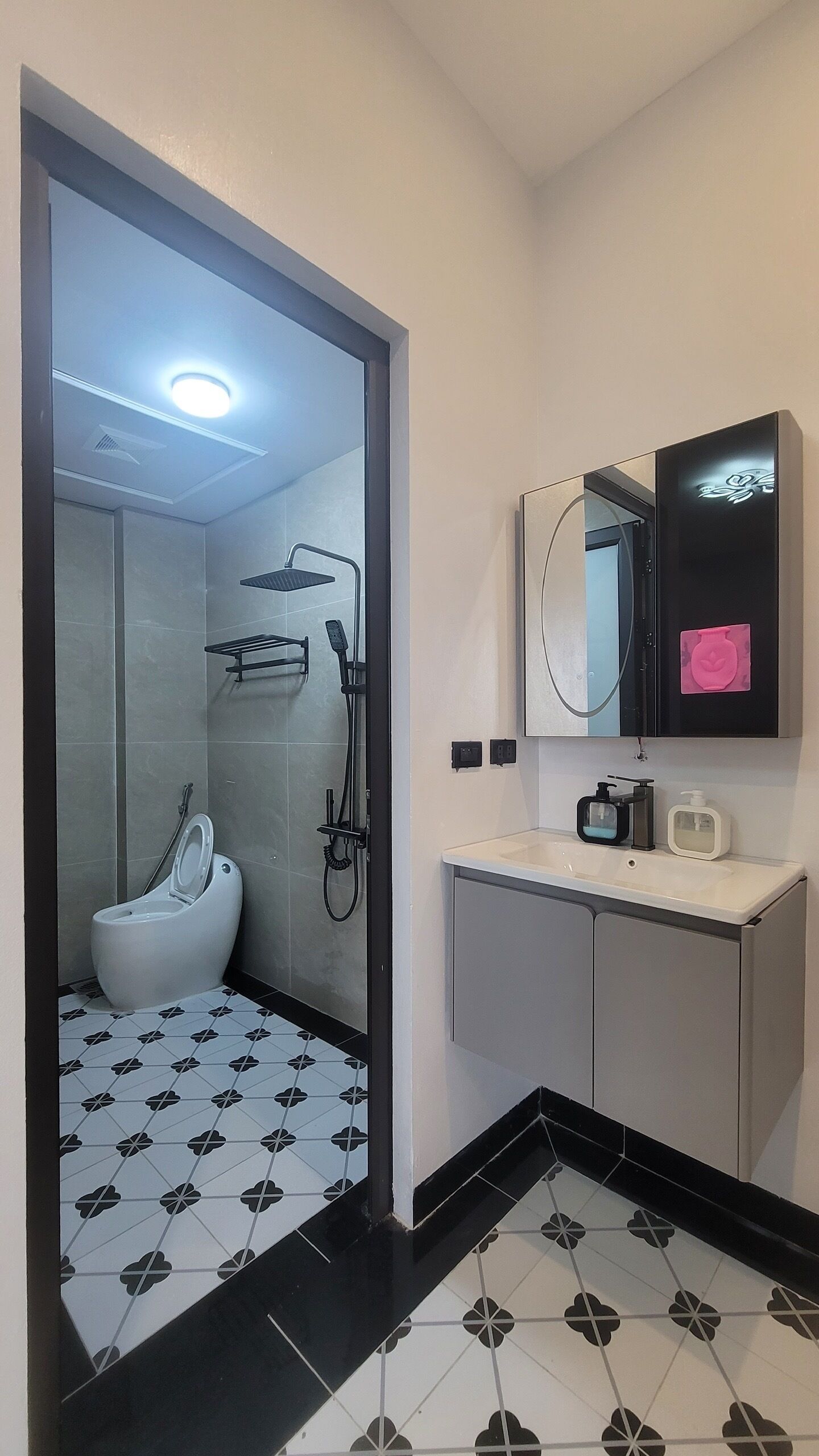 Un baño con inodoro, ducha y lavamanos.