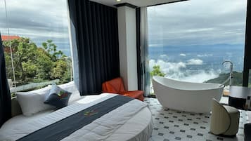 Deluxe Studio Suite | Desk, laptop workspace, iron/ironing board, free WiFi