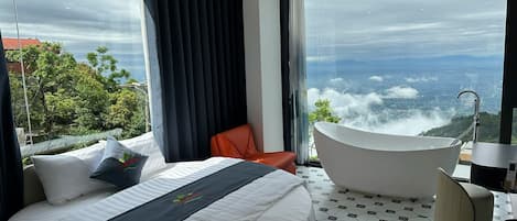 Deluxe Studio Suite | Desk, laptop workspace, iron/ironing board, free WiFi