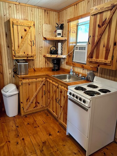RUSTIC Cabin in West Mineral