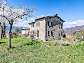 Exterior - Stunning private villa with private pool, WIFI, TV, terrace, pets allowed and panoramic view (Barga)