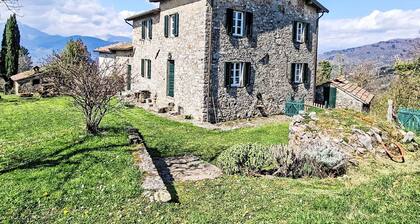 Alleinstehendes Ferienhaus mit W-LAN, privatem Pool, TV, Terrasse, Haustiere erlaubt, Panoramablick