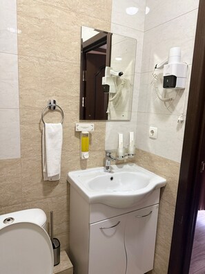 Standard Double or Twin Room | Bathroom - Monroe Hotel (Almaty)