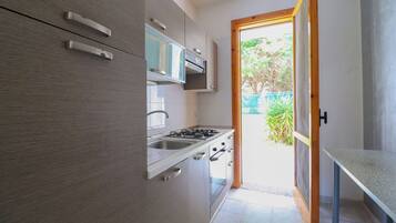 Fridge, oven, stovetop